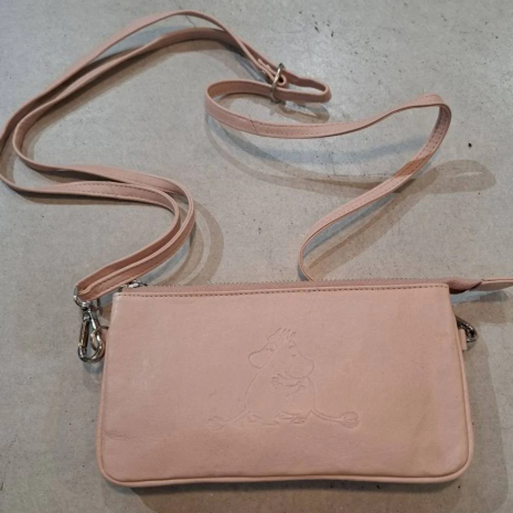 Moomin Hug Leather Purse Rosa - Image 5
