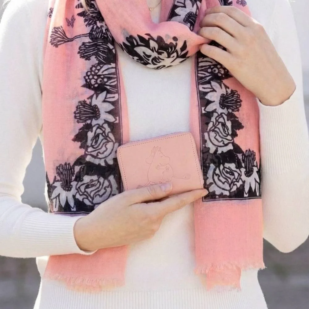 Moomin Hug Lyocell Scarf Rosa - Image 6